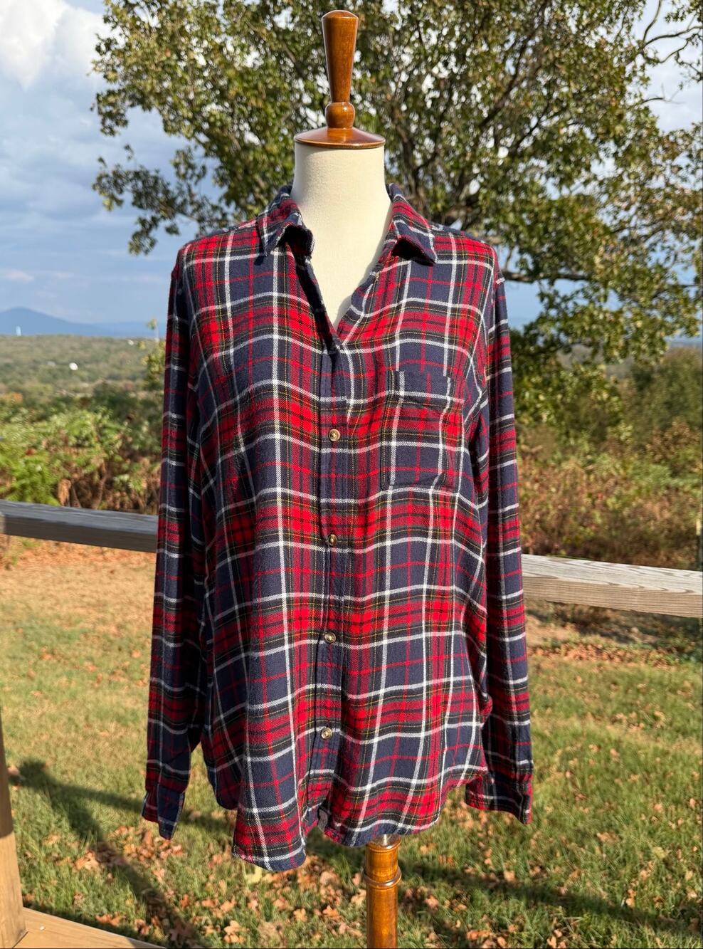 American Eagle Amazingly Soft Red & Blue Plaid Long Sleeve Button Up Size Medium